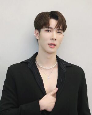 Kavinpat Thanahiransilp Instagram - pearls 🤍✨ 

outfit: @maison_lbomd 
#KISxFULAER #FULAER #FULAERxKISBEAUTY