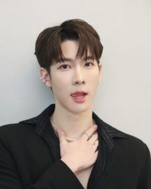 Kavinpat Thanahiransilp Instagram - pearls 🤍✨ 

outfit: @maison_lbomd 
#KISxFULAER #FULAER #FULAERxKISBEAUTY