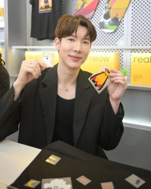 Kavinpat Thanahiransilp Instagram - realme Experience Store 3.0 แบรนด์ช้อปใหม่แห่งแรกของประเทศไทย ผมจะพลาดได้ไง พบกับ 6 โซนสุดพิเศษ

พร้อมตัวละครฮาโลวีนสุดน่ารักจาก นักวาดภาพประกอบ @viput_a มาสร้างสีสันให้กับ realme 

ผมขอฝาก realme 11x 5G กับกล้อง AI 64MP ถ่ายละเอียดคมชัดสุด และดีไซน์สะท้อนแสงรูปตัวเอสสุดโดดเด่น รีบไปซื้อกันเลย 

#realme115G #realme11x5G #realmehalloween2023 #DoubleStarDoubleLeap  #realme #realmeTH
