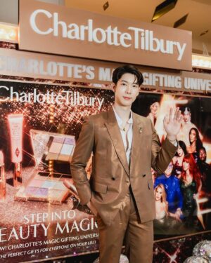 Kavinpat Thanahiransilp Instagram - 🪩🌟STEP INTO BEAUTY MAGIC WITH CLUB MAGIC 🌟🪩

ชาร์ลอต ทิวเบอร์รี่ ขอเชิญทุกคนเข้าสู่ Charlotte’s Club Magic ป๊อปอัพอีเว้นท์สุดมหัศจรรย์แห่งปี พร้อมมอบความสุขให้กับทุกคนด้วยเซตของขวัญสุดพิเศษจากคอลเลคชั่น Holiday 2023

พิเศษ! ลุ้นรับของขวัญเพิ่มเมื่อช้อปผลิตภัณฑ์ใดๆ ภายในงานที่ตู้ Magic Vending Machine

💖 โซน Hall of Fame ชั้น M ศูนย์การค้าสยาม พารากอน ตั้งแต่วันนี้ - 1 พ.ย. 66 

@Charlottetilbury #CharlotteTilburyTH #ClubMagic #StepIntoMagic #Charlottetilburyholiday 

outfit: @houseoftatayvon