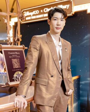 Kavinpat Thanahiransilp Instagram - 🪩🌟STEP INTO BEAUTY MAGIC WITH CLUB MAGIC 🌟🪩

ชาร์ลอต ทิวเบอร์รี่ ขอเชิญทุกคนเข้าสู่ Charlotte’s Club Magic ป๊อปอัพอีเว้นท์สุดมหัศจรรย์แห่งปี พร้อมมอบความสุขให้กับทุกคนด้วยเซตของขวัญสุดพิเศษจากคอลเลคชั่น Holiday 2023

พิเศษ! ลุ้นรับของขวัญเพิ่มเมื่อช้อปผลิตภัณฑ์ใดๆ ภายในงานที่ตู้ Magic Vending Machine

💖 โซน Hall of Fame ชั้น M ศูนย์การค้าสยาม พารากอน ตั้งแต่วันนี้ - 1 พ.ย. 66 

@Charlottetilbury #CharlotteTilburyTH #ClubMagic #StepIntoMagic #Charlottetilburyholiday 

outfit: @houseoftatayvon