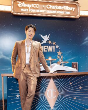 Kavinpat Thanahiransilp Instagram - 🪩🌟STEP INTO BEAUTY MAGIC WITH CLUB MAGIC 🌟🪩

ชาร์ลอต ทิวเบอร์รี่ ขอเชิญทุกคนเข้าสู่ Charlotte’s Club Magic ป๊อปอัพอีเว้นท์สุดมหัศจรรย์แห่งปี พร้อมมอบความสุขให้กับทุกคนด้วยเซตของขวัญสุดพิเศษจากคอลเลคชั่น Holiday 2023

พิเศษ! ลุ้นรับของขวัญเพิ่มเมื่อช้อปผลิตภัณฑ์ใดๆ ภายในงานที่ตู้ Magic Vending Machine

💖 โซน Hall of Fame ชั้น M ศูนย์การค้าสยาม พารากอน ตั้งแต่วันนี้ - 1 พ.ย. 66 

@Charlottetilbury #CharlotteTilburyTH #ClubMagic #StepIntoMagic #Charlottetilburyholiday 

outfit: @houseoftatayvon
