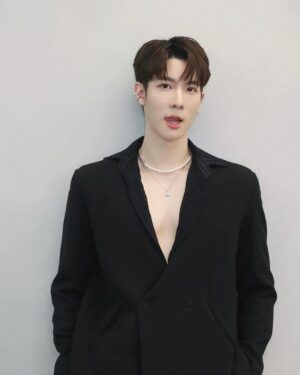 Kavinpat Thanahiransilp Instagram - pearls 🤍✨ 

outfit: @maison_lbomd 
#KISxFULAER #FULAER #FULAERxKISBEAUTY
