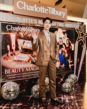 Kavinpat Thanahiransilp Instagram - 🪩🌟STEP INTO BEAUTY MAGIC WITH CLUB MAGIC 🌟🪩

ชาร์ลอต ทิวเบอร์รี่ ขอเชิญทุกคนเข้าสู่ Charlotte’s Club Magic ป๊อปอัพอีเว้นท์สุดมหัศจรรย์แห่งปี พร้อมมอบความสุขให้กับทุกคนด้วยเซตของขวัญสุดพิเศษจากคอลเลคชั่น Holiday 2023

พิเศษ! ลุ้นรับของขวัญเพิ่มเมื่อช้อปผลิตภัณฑ์ใดๆ ภายในงานที่ตู้ Magic Vending Machine

💖 โซน Hall of Fame ชั้น M ศูนย์การค้าสยาม พารากอน ตั้งแต่วันนี้ - 1 พ.ย. 66 

@Charlottetilbury #CharlotteTilburyTH #ClubMagic #StepIntoMagic #Charlottetilburyholiday 

outfit: @houseoftatayvon