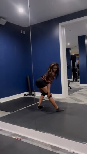 Kaychelle Dabney Instagram - I haven’t danced in 2 years y’all so chill on me 😭
But I miss it alittle 😩 this just a rehearsal, wait till I clean it up and fix it … 💁🏾‍♀️
