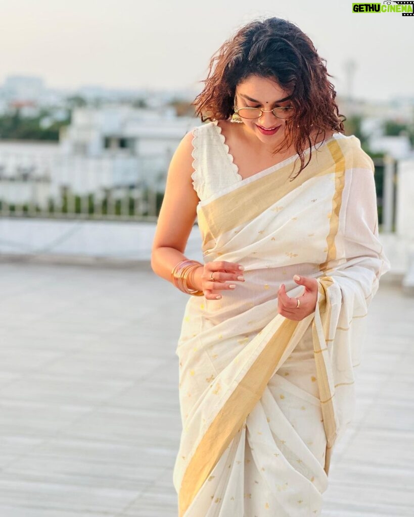 Keerthy Suresh Instagram - Catching the golden hour on Thiruvonam! 🌼✨ എല്ലാവർക്കും ഹൃദയം നിറഞ്ഞ ഓണാശംസകൾ! ❤️ #OnamVibes