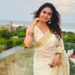 Keerthy Suresh Instagram - Catching the golden hour on Thiruvonam! 🌼✨ എല്ലാവർക്കും ഹൃദയം നിറഞ്ഞ ഓണാശംസകൾ! ❤️ #OnamVibes