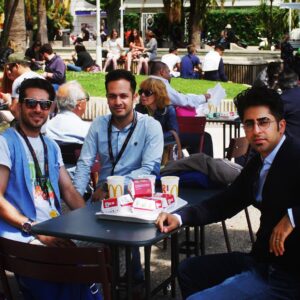 Keivan Mohseni Instagram - يادم نمياد دوستي طولاني مدت با كسي داشته باشم. بيشتر دوستانم تنها زمان كوتاهي هستند. با رامين و ايمان اكبرپور و ارشيا زرين كمتر از يك هفته بودم. دوستان خوب و بعضي مواقع مرموز. دوستاني كه هيچ چيزي دربارشون نميدوني و اونا هم همينطور ولي ميتونستي در فرصتي كوتاه بهشون اعتماد كني. دوستاني كه هر صبح با قهوه جشنواره كنار هم جمع مي شديم، با فيلمسازان حرف مي زديم و در صف كتابخانه شورت كرنر منتظر ديدن آثار ديگر فيلمسازان بوديم و البته راس ساعت پنج عصر كه معمولا سلبريتي ها بر روي فرش قرمز قدم مي زدن ما در زيرزمين مهمان پذيرايي رايگان جشنواره و خوش و بش با فيلمسازان بوديم. زماني كه يخ ها آب مي شد و همه با هم حرف مي زدن. انگار همه يه هو زبان انگليسيشون خوب شده بود و من طبق معمول دوربين بر دست و لنز در كيف همه داستان شورت كرنر رو ضبط ميكردم. داستان هايي كه قبلا در وب سايت هاي خارجي و نوشته هاي نگين امين زاده و يوسف كارگر خونده بودم. 
@neginaminz @yousef.kargar
هوا كم كم تاريك مي شد و بايد برميگشتم به هتل و دوستانم رو تنها ميزاشتم. آخه كلي راش از جشنواره داشتم و بايد همشون رو كپي مي كردم. 
يه روز ارشيا اومد كنارم گفت: كيوان ميدوني چيه؟ من از الان دلم براي شهر كن تنگ شده. راست مي گفت. اما من قبل از سفر اينو مي دونستم و براي همين مستند كوتاهي ساختم. مستندي پر از خاطره و نقدي بر شورت فيلم كرنر كن.

#كيوان_محسني