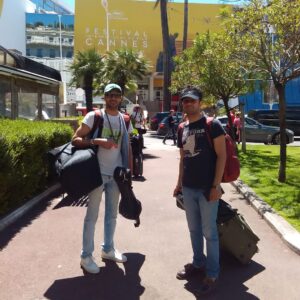 Keivan Mohseni Instagram - يادم نمياد دوستي طولاني مدت با كسي داشته باشم. بيشتر دوستانم تنها زمان كوتاهي هستند. با رامين و ايمان اكبرپور و ارشيا زرين كمتر از يك هفته بودم. دوستان خوب و بعضي مواقع مرموز. دوستاني كه هيچ چيزي دربارشون نميدوني و اونا هم همينطور ولي ميتونستي در فرصتي كوتاه بهشون اعتماد كني. دوستاني كه هر صبح با قهوه جشنواره كنار هم جمع مي شديم، با فيلمسازان حرف مي زديم و در صف كتابخانه شورت كرنر منتظر ديدن آثار ديگر فيلمسازان بوديم و البته راس ساعت پنج عصر كه معمولا سلبريتي ها بر روي فرش قرمز قدم مي زدن ما در زيرزمين مهمان پذيرايي رايگان جشنواره و خوش و بش با فيلمسازان بوديم. زماني كه يخ ها آب مي شد و همه با هم حرف مي زدن. انگار همه يه هو زبان انگليسيشون خوب شده بود و من طبق معمول دوربين بر دست و لنز در كيف همه داستان شورت كرنر رو ضبط ميكردم. داستان هايي كه قبلا در وب سايت هاي خارجي و نوشته هاي نگين امين زاده و يوسف كارگر خونده بودم. 
@neginaminz @yousef.kargar
هوا كم كم تاريك مي شد و بايد برميگشتم به هتل و دوستانم رو تنها ميزاشتم. آخه كلي راش از جشنواره داشتم و بايد همشون رو كپي مي كردم. 
يه روز ارشيا اومد كنارم گفت: كيوان ميدوني چيه؟ من از الان دلم براي شهر كن تنگ شده. راست مي گفت. اما من قبل از سفر اينو مي دونستم و براي همين مستند كوتاهي ساختم. مستندي پر از خاطره و نقدي بر شورت فيلم كرنر كن.

#كيوان_محسني