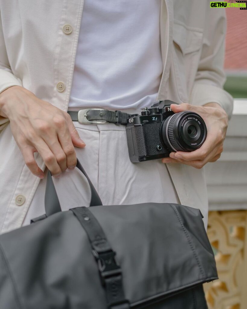 Ken Lertsittichai Instagram - สบายหลังและสบายตา กับกระเป๋าเป้และกล้องสุดเท่ห์ไปเลย Nikon Zf 📷 : เป็นทั้งกล้องโปร กล้องสวย เข้าใจง่าย น้ำหนักเบา ครบจบในตัวเดียว หลังจากที่ลองคือทั้งวีดีโอหรือภาพนิ่งเอาอยู่หมด(ขอเก็บเงินก่อนเจอแน่!!!) อยากให้ทุกคนได้ลองนะแล้วจะอึ้งว่า “เราก็ถ่ายสวยได้เหมือนกัน”🫶🏻✨ กระเป๋าเป้Gaston Luga x Nikon🎒: ตอบโจทย์ทั้งสายพกกล้องมีอุปกรณ์หรือจะใช้ในชีวิตประจำวันปกติก็ได้ น้ำหนักเบา มีฟังก์ชั่นการใช้งานหลากหลายมาก ใครเป็นสายชอบช่องเก็บของเป็นระเบียบก็แนะนำเลย 💵ช่องทางการสั่งซื้อ กระเป๋าเป้สะพายหลัง Gaston Luga x Nikon   💼รายละเอียดเพิ่มเติมเกี่ยวกับกระเป๋า https://www.nikon.co.th/gastonlugaxnikon-collaboration  สามารถสั่งซื้อกระเป๋าได้ที่ : https://www.nikon.co.th/products/lenses-accessories/lifestyle 📸สำหรับ NIKON Zf วางจำหน่ายแล้วที่หน้าเว็บไซต์นิคอนฯประเทศไทยและตัวแทนจำหน่ายอย่างเป็นทางการ สามารถ Pre-Order สินค้าที่หน้าเว็บไซต์นิคอนฯ อย่างเป็นทางการได้แล้ววันนี้ www.nikon.co.th/z-f-nikkor-z-40mm-f-2-se #NikonAsia #NikonCreators #gastonluga #AnywhereWithGL #NikonZf #Nikonthailand
