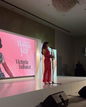 Kenia Os Instagram - WOMEN OF THE YEAR 🤍 @glamourmexico 

Me gustaría empezar expresando mi gratitud a la Revista Glamour por ser una plataforma de exposición para todas las mujeres que luchamos todos los días contra la marea. Gracias por este gran titulo que llevaré con mucho orgullo pero sobre todo suma responsabilidad.  
Para mi, ser mujer es levantarme todos los días y luchar por lo que amo, por eso que me apasiona, frente a todos los obstáculos que se presenten, sabiendo mis valores, mis limites pero sobre todo respetándome a mi misma. 

Y por luchar por lo que amas me refiero a todas y cada una de las mujeres fuertes que nos despertamos y luchamos por ese trabajo, esa pasion, ese sueño, esa meta, ese hogar, o como mi mamá…ser el sustento 360 de un  hogar. 

Trabajo desde hace 5 años en un industria dominada por hombres en posiciones de poder, he padecido; faltas de respeto, machismo, falta de oportunidades y hate. Han querido calificarme de incapaz y me han estereotipado más veces de las que puedo contar. Sin embargo, después de muchísimo trabajo y esfuerzo el día de hoy, mi nombre tiene un peso dentro de la industria del entretenimiento en Mexico y el mundo. No obstante, mi trabajo no termina aquí, estoy comprometida en ayudar a construir paso a paso un mejor presente para las mujeres de nuestra sociedad. Sé que sin lugar a dudas, mi lucha en este camino resultará positiva para las generaciones que están por venir.

Por ultimo, me gustaría agradecer a mi mamá y a mi hermana que se encuentran el día de hoy conmigo, gracias por inspirarme todos los días y enseñarme que ser mujer, es mi superpoder.