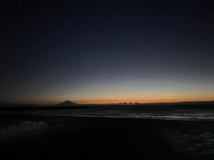Kenjiro Tsuda Instagram - 仕事で行った朝焼けの海
微かに富士山

残念ながらスマホ撮影です（笑）