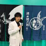Kenjiro Tsuda Instagram - 遊戯王原作者の高橋和希先生に頂いた楽屋暖簾。 ずっとお披露目出来ずにいました。 本日のハレの日、遊戯王25周年東京ドームイベントにてやっと、やっと初お披露目。 先生の直筆、ブルーアイズ版と海馬版のニ垂。 高橋先生、大切に使わせて頂きます。 本当にありがとうございました。 #遊戯王 #高橋和希 #ブルーアイズホワイトドラゴン #海馬瀬人