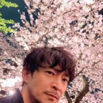 Kenjiro Tsuda Instagram – 先日、満開の桜の樹の下で

The other day, under the cherry tree in full bloom.

#津田健次郎 #ツダケン #kenjirotsuda #tokyo #poorenglish