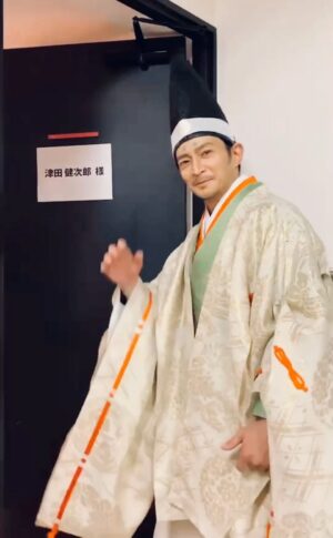 Kenjiro Tsuda Instagram - #女王蜂 『 #犬姫 』
official MV
youtu.be/09n7YhOA3fg

#津田健次郎