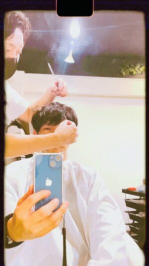 Kenjiro Tsuda Instagram - 前に散髪して貰った時の動画をアップ
美容師＆ヘアメイクのハラタさん

#津田健次郎 #ツダケン #kenjirotsuda #ハラタさん 
#散髪