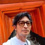 Kenjiro Tsuda Instagram - 写真集の撮影で行った京都。 自撮りをアップするのを忘れてました（笑）。 #津田健次郎 #ツダケン