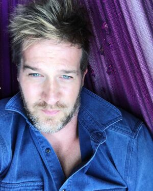 Kenneth Mitchell Instagram - Hammock Dayz. Hangin’ in there. 💜 #fullofgratitude