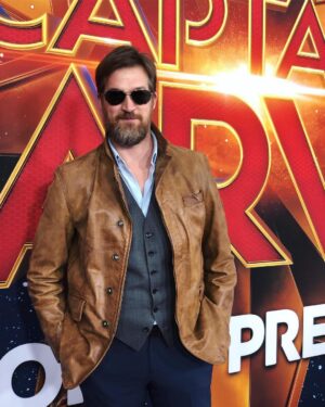 Kenneth Mitchell Instagram - Me & GOOSE. #CaptainMarvel World Premiere. Opening in theaters THIS WEEKEND. 🌟 Look out Thanos because a whole new generation of empowered Superheros are coming... plus a brilliant cat named #Goose. 👊🏼 Super FUN movie! 🌟 Higher. Further. Faster. 🌟