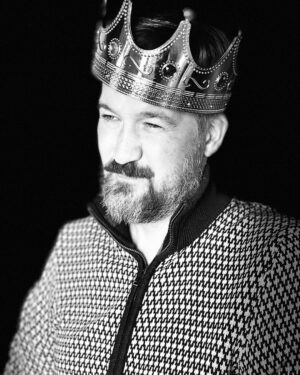 Kenneth Mitchell Instagram - King for a day. Free hugs, hearts, & courage for everyone!! 👑🦁♥️♠️