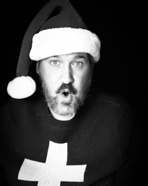 Kenneth Mitchell Instagram - Have a very Merry Christmas. Keep on shining bright and being silly. Love & Light. ➕🖖🏼🎅🏻 #believe