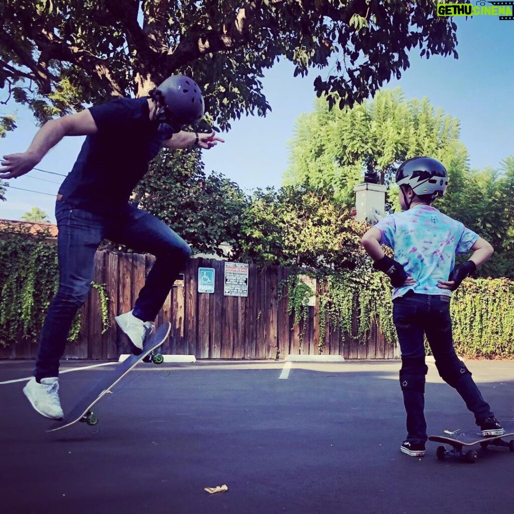 Kenneth Mitchell Instagram - >>> Virtual homeschool gym class with special guest… ‘Tony Spock’ @ethangpeck 🖖🏼 Sk8 photography by Lilah x @geoffbrough5 🖤 #StarTrek #LiveLongandSkate Studio City
