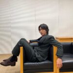 Kento Yamazaki Instagram - 公開記念舞台挨拶 ありがとうございました 過去は、未来と同様に不確かなものであり、あらゆる可能性が繋がって存在する。 The past,like the future,is indefinite and exists only as a spectrum of possibilities. 理論物理学者　スティーブン・W・ホーキング Stephen W. Hawking #PR #夏への扉 #夏ドア