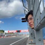 Kento Yamazaki Instagram - 中上貴晶選手が参戦している「2023 FIM MotoGP™ 世界選手権シリーズ 第14戦 MOTUL Grand Prix of Japan」のフリープラクティス観戦に行ってきました！ 間近で音を聞けて、見れて、大迫力で圧倒的 興奮しました。 中上貴晶選手からのお話や、ピットも見学させていただき貴重な体験をさせてもらいました！ #PR @oakleyjapan @takanakagami #ProtectYourEyes