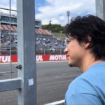 Kento Yamazaki Instagram - 中上貴晶選手が参戦している「2023 FIM MotoGP™ 世界選手権シリーズ 第14戦 MOTUL Grand Prix of Japan」のフリープラクティス観戦に行ってきました！ 間近で音を聞けて、見れて、大迫力で圧倒的 興奮しました。 中上貴晶選手からのお話や、ピットも見学させていただき貴重な体験をさせてもらいました！ #PR @oakleyjapan @takanakagami #ProtectYourEyes