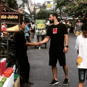 Kerem Poyraz Kayaalp Instagram - Tokalaşmayı özleyeceğemiz hiç aklımıza gelirmiydi? #coronaturkiye #tayland #thailand #özlemek