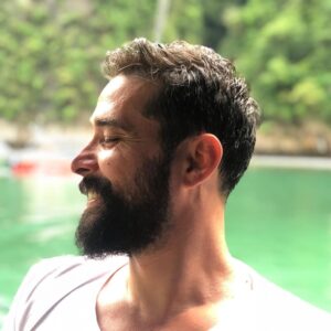 Kerem Poyraz Kayaalp Instagram - Gülümse... sadece gülümse... o zaman iyileşecek kalpler. Kimi zaman küçük bir çocuk güldürsün sizi beni de burda güldürdüğünü gibi, kimi zaman gözlük takan bir kedi, kimi zaman sakarlıklarınız... neye olursa gülelim işte😉 Smile, just smile... sometimes a child makes you smile like as at that picture, sometimes a cat who wears sunglasses... but I hope always something make you happy😊 let’s smile just to make world much better place than now;) #smile #gülümse #gülmekgüzeldir #smileisfree  photo by @snmbenli #nofilterneeded