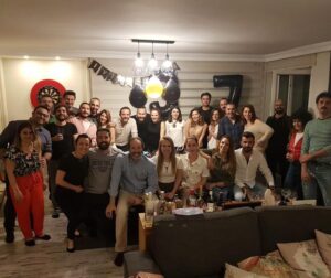 Kerem Poyraz Kayaalp Instagram - Bana hayatımın en güzel sürpriz partisini yapan bu muhteşem insanlar ,bu sürpriz partiyi organize eden Harika kadın yani eşim sevgilim herşeyim( @snmbenli );beni ne kadar mutlu ettiğinizi anlamanız için evimize geldiğinizde sizi 2 ayak üstünde karşılayan fincanı düşünün işte o kadar mutluydum dün gece iyiki varsınız ve umarım hep olursunuz ❤️❤️kendini feda edip fotoğrafı çeken @suatguzey sana ayrıca teşekkür ederim bu güzel anı ölümsüzleştirdin ☺️☺️not:bir fotoğrafa 20 kişi taglenebiliyormuş @mervekataksezerkan  @erayturk  @salih_kuzakci  @gokerersivri ondan siZde burdasınız☺️☺️