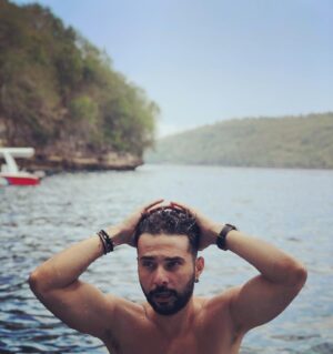 Kerem Poyraz Kayaalp Instagram - #tbt #aşırıkaslıinsanlarıntoplumiçindegezerkenhissettiğiyalnızlıkhissi #kerempoyrazkayaalp