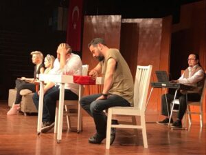 Kerem Poyraz Kayaalp Instagram - #heraskbirazkomiktir bakmayın böyle hüzünlü durduğumuza aslında gülmekten yorulduk☺️ yarın SİVAS TED KOLEJİ KONFERANS SALONU saat 2000 gülmeye ve güldürmeye geliyoruz😉👍 @emreozkan @bgmoner @handekatioglu @irfankangi @keremmpoyraz
