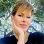 Kerri Kasem Instagram - Wishing you happiness! The easiest way to feel a bit of happiness is to help someone else. It could be a phone call to just tell someone you’re thinking about them, you could volunteer, you could ask somebody how you can make their day better… Watch your mood BRIGHTEN! ✨ (my hair is up, I did not cut bangs 😉) #HowToBeHappy #ILoveYou #helpothers #help