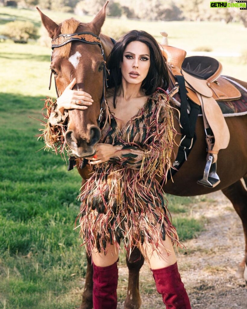 Kerri Kasem Instagram - This dress was one of my favorites from the @fashionmagazinenyc shoot! Shot by the one and only @arezoojalali_photography! ❤ @tessasilagy - horse Thank you to the team! @jbeauty_xoxo - make-up @sky_is_dlimit - stylist @pr_solo - stylehouse @ellazahlan - feather dress @friesiansm - horse coordinator 🐴 #featherdress #Western #KneehighBoots #horsesofinstagram