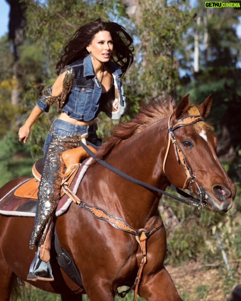 Kerri Kasem Instagram - “Horses lend us the wings we lack.” – Unknown My first horse, Copper Shadow, was a quarter horse that looked just like Bea, the horse in the picture. ❤🐴 Thank you to the brilliant @arezoojalali_photography! Thank you to the team! @jbeauty_xoxo - make-up @sky_is_dlimit - stylist @declare_denim @wear_the future @tessasilagy - horse 🐎 @friesiansm - Horse coordinator #Cowgirl #DenimAndDiamonds #Quarterhorse #Western