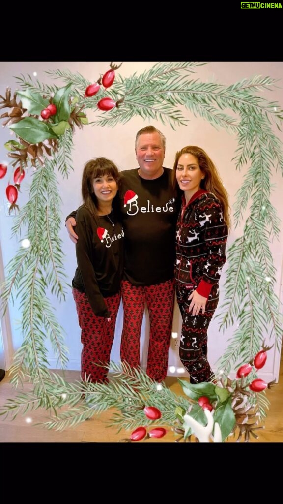 Kerri Kasem Instagram - The Kasem’s wish you a very Merry Christmas!!!! 🎄🎅🏻🧑🏻‍🎄🎄 With my amazing cousins @kasemfackler and Butch. ♥🎁♥