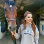 Kerri Kasem Instagram – ☀️ Mornings at the Barn ☀️

Wearing my favorite @wearepomme pullover with one of my favorite horses, Robbie!

Thanks again @desi_de_rata_22 🐴♥️
@ashba 📸

#Barn #PullOver #horseclothes