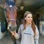 Kerri Kasem Instagram - ☀️ Mornings at the Barn ☀️ Wearing my favorite @wearepomme pullover with one of my favorite horses, Robbie! Thanks again @desi_de_rata_22 🐴♥️ @ashba 📸 #Barn #PullOver #horseclothes