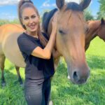 Kerri Kasem Instagram - Fairbury, Illinois was something out of a story book! Green pastures, brightly colored flowers and the bluest sky you’ll ever see. None of these videos have any color filter on them. We were in @ashba’s home town. 💛 🌽🐄🐓🌾💛