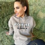 Kerri Kasem Instagram - In the barn on bales of hay brings me back to my childhood. 🐴💛 I’m loving my @wearepomme hoodie and breeches (leggings). It’s equestrian wear that you can wear on and off your horse. I’m wearing: -Nellie Black Bling Gold Breeches -Juno Nougat Hoodie TY @desi_de_rata_22 for your amazing generosity! I love your new barn! TY @ashba 📸 🖤 #equestrianclothing #equestrianstyle #EquestrianApparel #Barn
