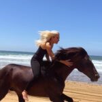 Kerri Kasem Instagram - Channeling my inner Khaleesi! We are in Essaouira, Morocco where they filmed part of Game of Thrones, so I thought it only appropriate! 🐉 TY @yassine_cavalier 💛 Book an amazing horseback riding adventure like this like this one with @my_cavago! 🐴 #Morocco #GameOfThrones #khaleesi #Blonde #BlackStallion
