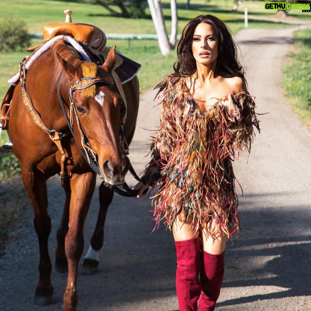 Kerri Kasem Instagram - Another great shot taken for the @fashionmagazinenyc shoot! I love working with you @arezoojalali_photography! ❤ @tessasilagy - horse TY @jbeauty_xoxo - make-up @sky_is_dlimit - stylist @pr_solo - stylehouse @ellazahlan - feather dress @friesiansm - horse coordinator #featherdress #Western #California #quarterhorse