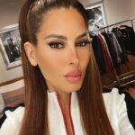 Kerri Kasem Instagram - I love my dressing room! New project in the works… can’t wait to tell you about it! 😘 #WorkHard #PlayHard #DressingRoom #HairAndMakeUp