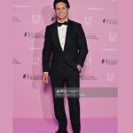 Kevin Dias Instagram - Extrêmement reconnaissant d’avoir été si bien accueilli en Principauté. Merci au @festivaltvmonte_carlo et Son Altesse Sérénissime le Prince Albert II de Monaco pour cette invitation à célébrer les créations audiovisuelles françaises et internationales d’aujourd’hui et de demain 🎬💫 J’ai adoré tous vous rencontrer et répondre à vos questions. Merci pour votre amour, votre curiosité, votre patience et votre soutien inconditionnel. J’ai été ému de rencontrer cette légende, Monsieur John Goodman. Et quel plaisir d’avoir partagé cette expérience avec ce collègue en or @arnaudbinard ! Merci @fursac.paris @jmwestonofficial de m’avoir fait tout beau 🖤 Monte-Carlo, Monaco