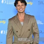 Kevin Dias Instagram - Extrêmement reconnaissant d’avoir été si bien accueilli en Principauté. Merci au @festivaltvmonte_carlo et Son Altesse Sérénissime le Prince Albert II de Monaco pour cette invitation à célébrer les créations audiovisuelles françaises et internationales d’aujourd’hui et de demain 🎬💫 J’ai adoré tous vous rencontrer et répondre à vos questions. Merci pour votre amour, votre curiosité, votre patience et votre soutien inconditionnel. J’ai été ému de rencontrer cette légende, Monsieur John Goodman. Et quel plaisir d’avoir partagé cette expérience avec ce collègue en or @arnaudbinard ! Merci @fursac.paris @jmwestonofficial de m’avoir fait tout beau 🖤 Monte-Carlo, Monaco