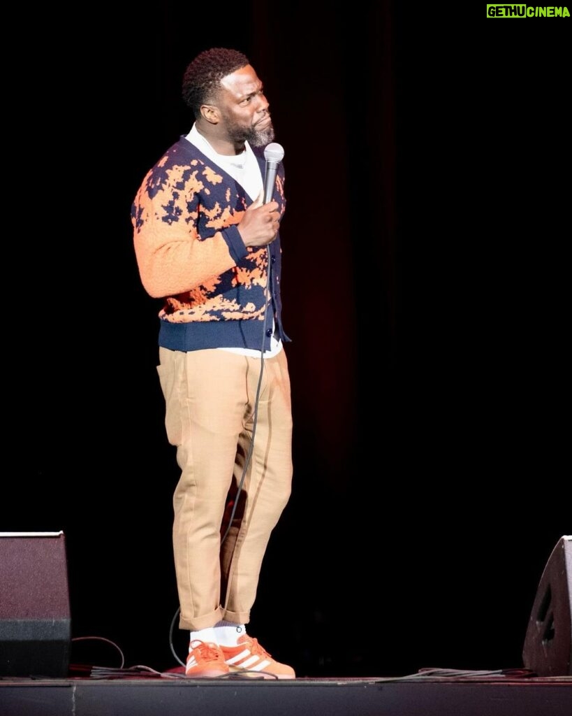 Kevin Hart Instagram - Had a blast this weekend …. Atlanta & Knoxville was amazing. Great crowds with unbelievable laughter!!!!! I appreciate all of you!!!!! Big tour announcement coming soon!!!!! Buckle up bitches!!!!! I’m about to announce more dates in a major way!!!!! Click the link in my bio to see what Cities/States have already been announced #ComedicRockStarShit #LiveLoveLaugh