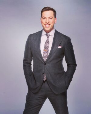 Kevin Patrick Egan Instagram - I’ll never know what to do with my hands 🤷🏻‍♂️ Cheerio for now NYC 👋🏼 ATL bound and I can’t wait to give my little humans a squeeze! Cheers to everyone that made it to Monday Night Raw in Long Island NY, and of course those of you that tuned in from home on @usa_network. Big love! Memphis you’re up next! #WWERaw #WWE 

📸 @richfreedaphoto