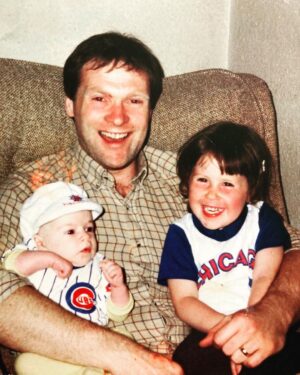 Kevin Patrick Egan Instagram - Excited to be joining the @appletv MLB broadcast from Wrigley Field this afternoon for the Cubs-Rangers game. Will be popping on to chat a little MLS ahead of the Chicago Fire vs Minnesota United game tomorrow. My lovely Ma is from Chicago, so I’ve been reppin’ Cubbies since birth 😆

Love this old pic with my Dad, Liam, and my sis, Julie. 

#Cubs #MLB #MLS #cf97 #MNUFC